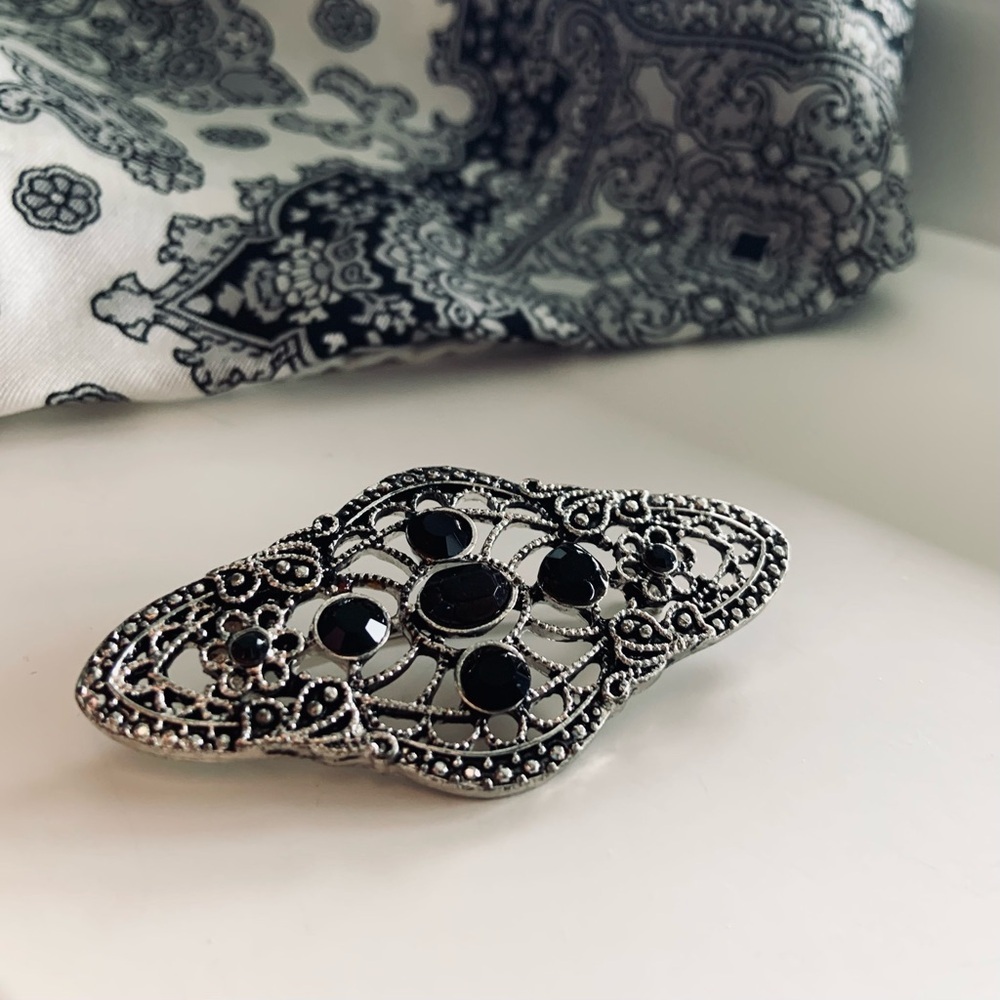🛍️Bundle sale! Vintage Victorian style brooch
